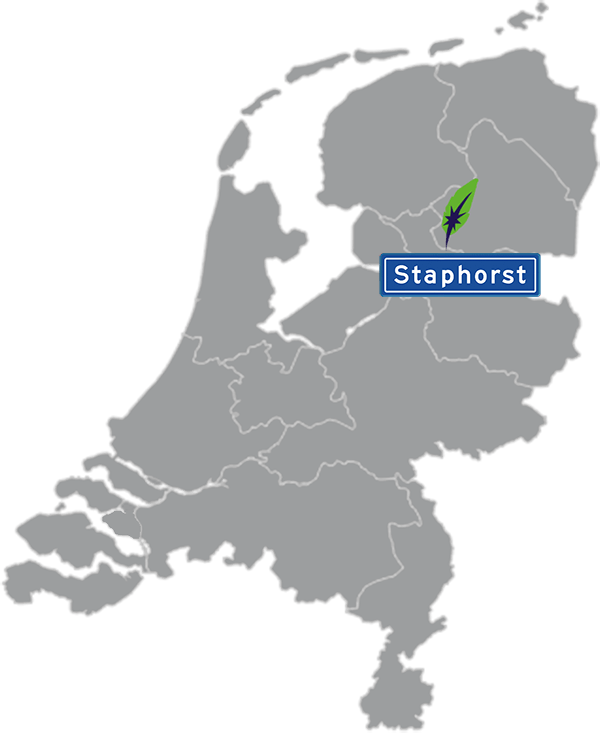 Grijze kaart van Nederland met Staphorst aangegeven voor maatwerk taalcursus Engels zakelijk - blauw plaatsnaambord met witte letters en Dagnall veer - transparante achtergrond - 600 * 733 pixels